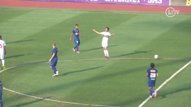 Ganso e Kaká se irritam com sequência de faltas do Cruzeiro