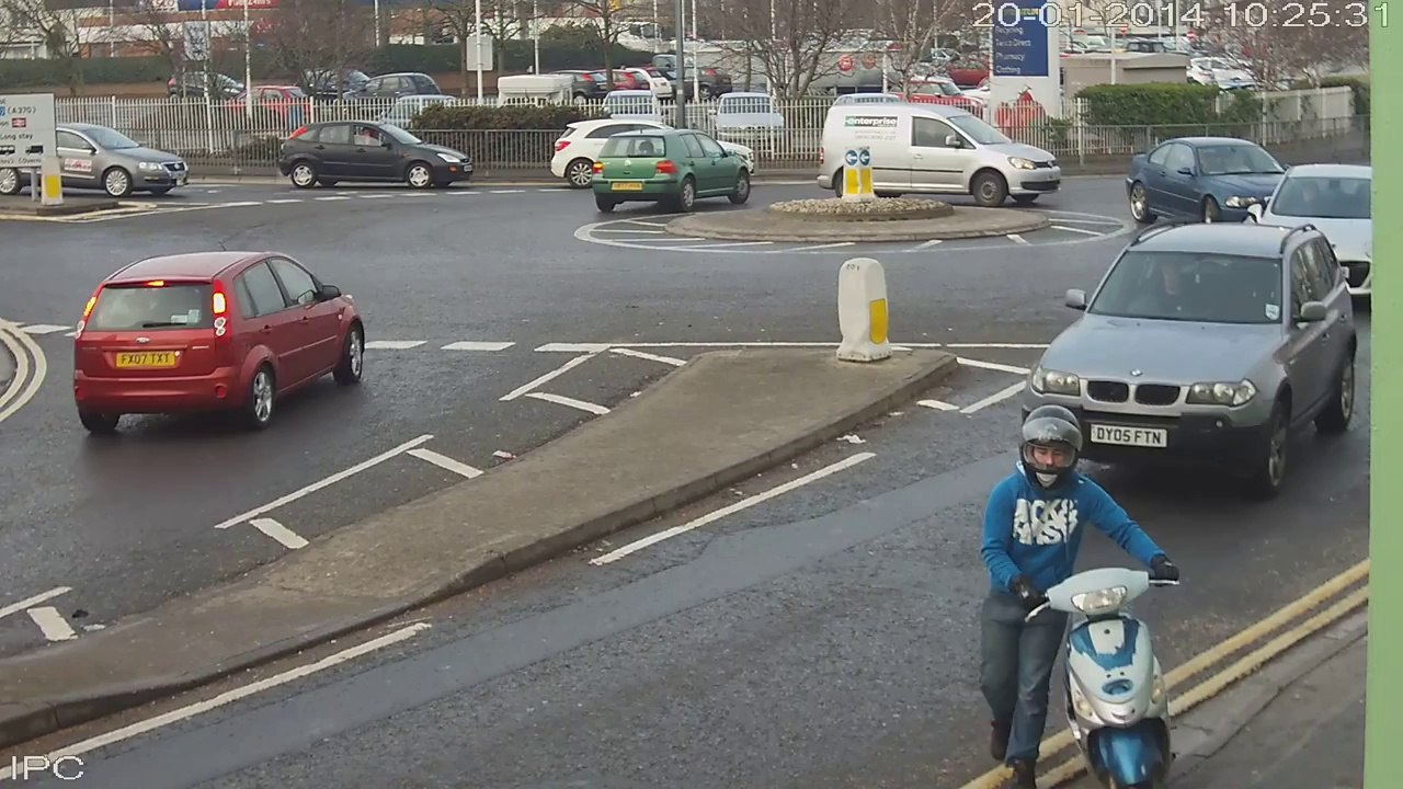 Une jeune tombe avec son scooter en panne et s'énerve