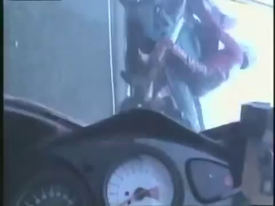 Un policier créé un accident de moto