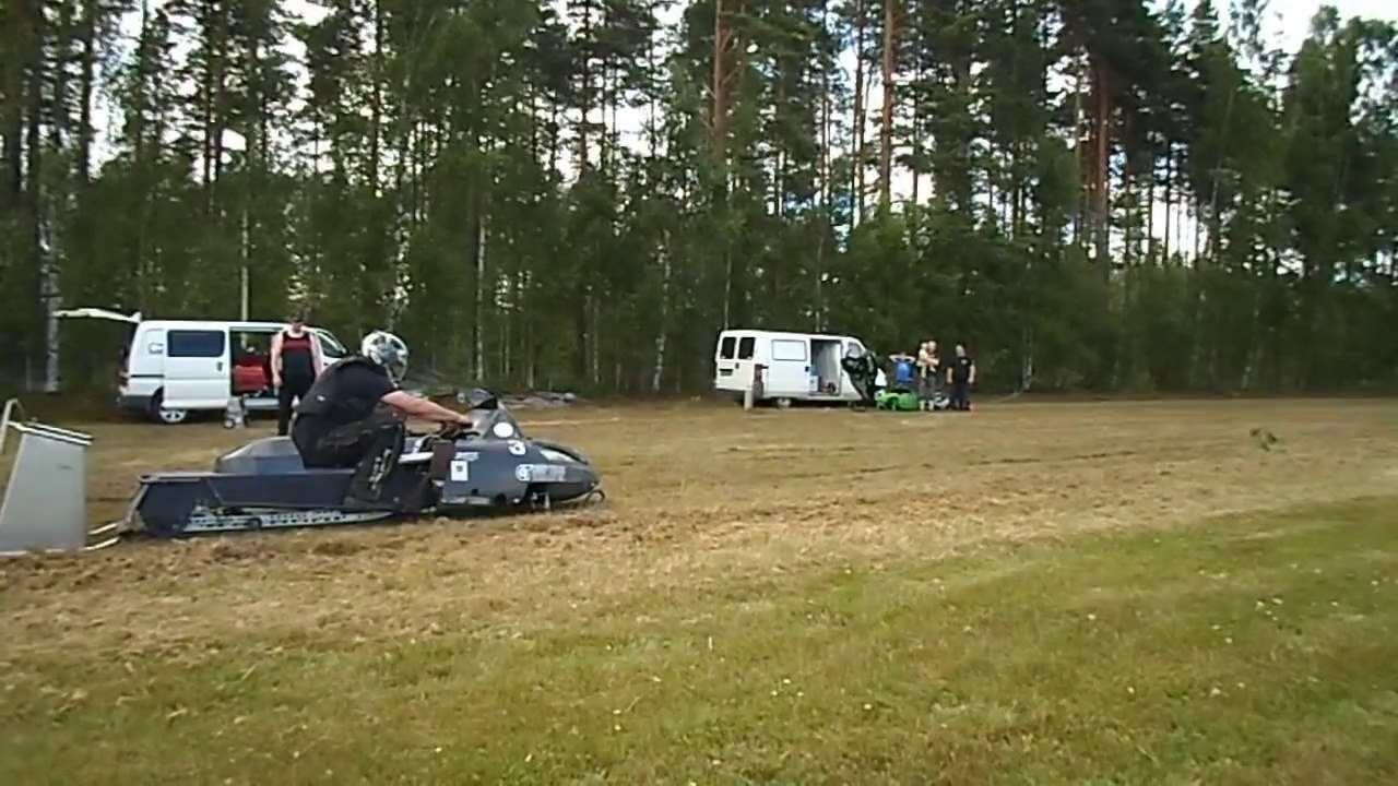 Scooter des neiges en mode dragster sur l'herbe!