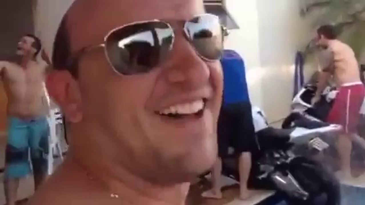 Moto burn piscine