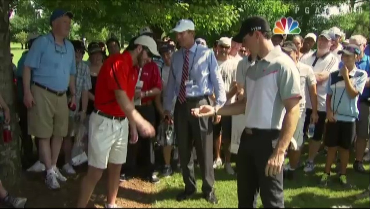 Rory McIlroy lanza la bola directamente al bolsillo de un espectador