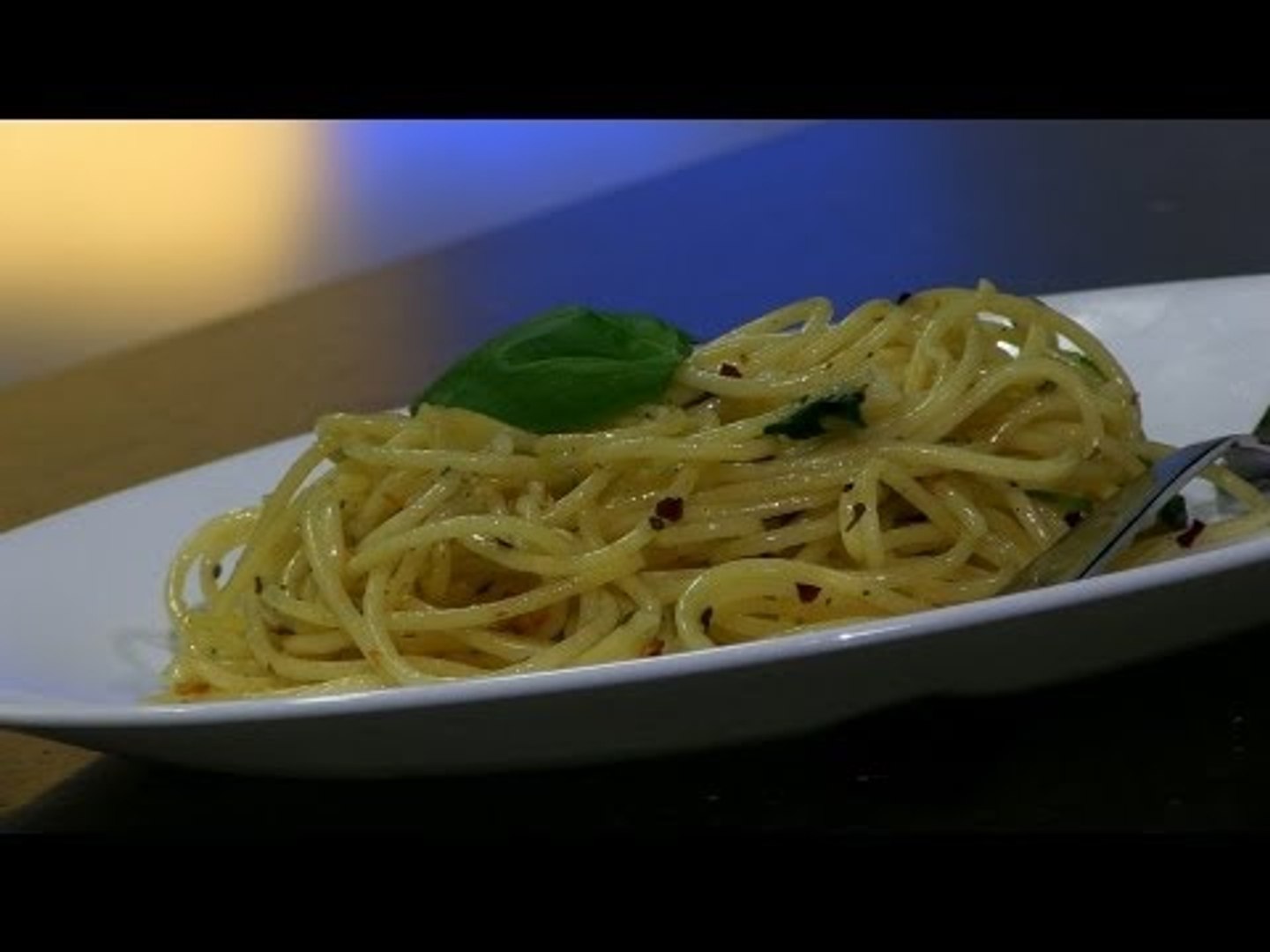 Esitellä 62+ imagen binging with babish pasta aglio e olio abzlocal fi
