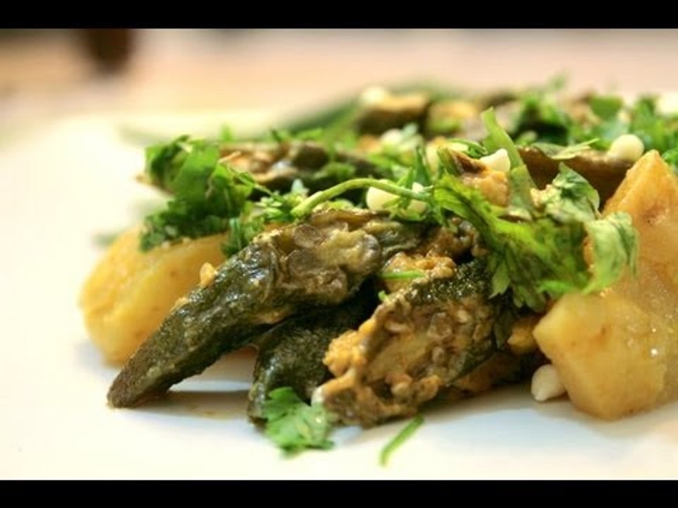Quick Sindhi Bhindi Aloo (Ladyfinger And Potato) By Veena