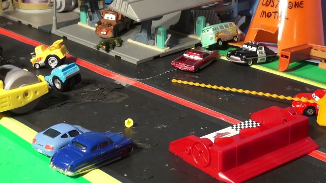 Pixar Cars Lightning McQueen RIPLASH Racers with Funny Car Mater and The King