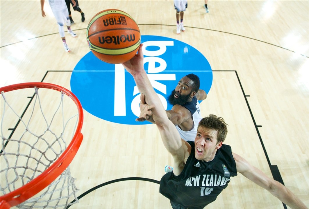 La compilation des "exploits" défensifs de James Harden pendant la coupe du monde
