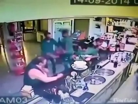 Torre San Giovanni (LE) - Entra nel bar, spara due colpi di pistola e ferisce un uomo (14.09.14)