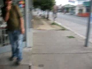 borrachos saliendo del bailar
