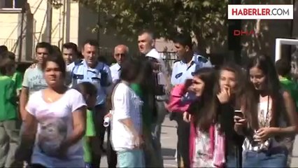 Okulun Türk Bayrağını Aldılar