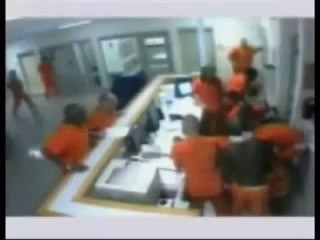 Des prisonniers sauvent la vie de leur gardien !