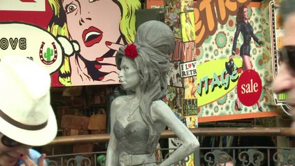 ازاحة الستارة عن تمثال لايمي واينهاوس في لندن