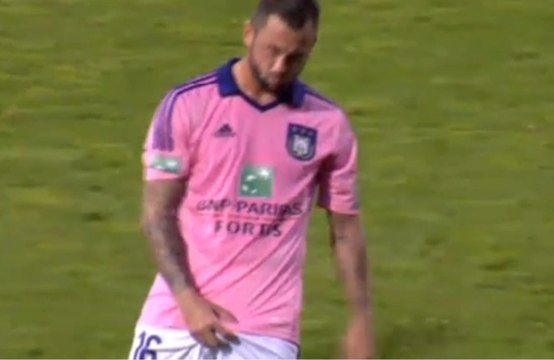 Un geste obscène pour chambrer le banc adverse en football