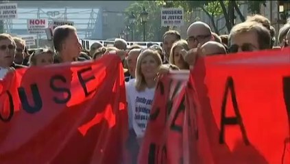 Les huissiers en colère protestent à Paris contre un projet de réforme