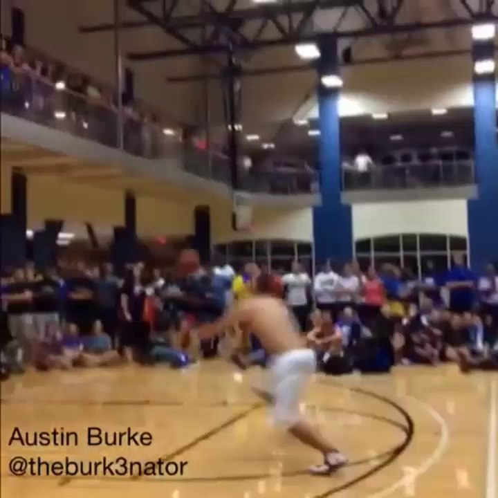 Il tente un dunk après avoir enlevé son tee-shirt et se ridiculise devant toute sa fac