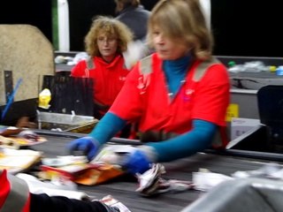 Smicval le tri manuel suivant destination; journaux, bouteilles plastique (qu'il ne faut pas écraser), etc.