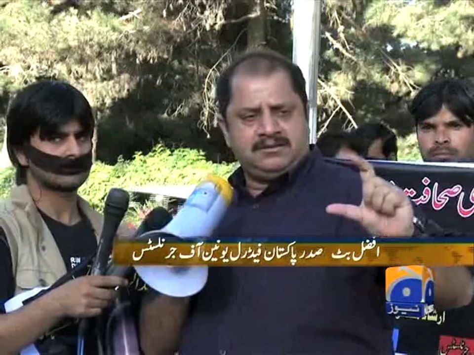 Journalists make human-chain to mourn killings of colleagues-Geo Reports-15 Sep 2014