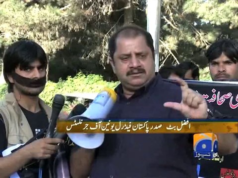 Journalists make human-chain to mourn killings of colleagues-Geo Reports-15 Sep 2014