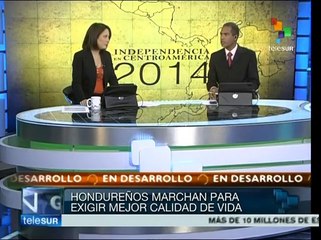 Hondureños marchan al margen del desfile por 193 años de independencia