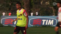 Volante do Fla vira centroavante em treino e faz três gols