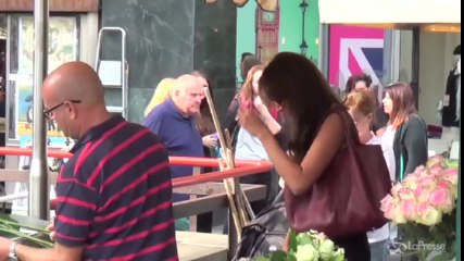 Magda Gomes nel centro di Milano, impossibile non notarla