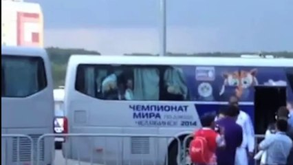 Il montre ses fesses pendant une photo avec Teddy Riner