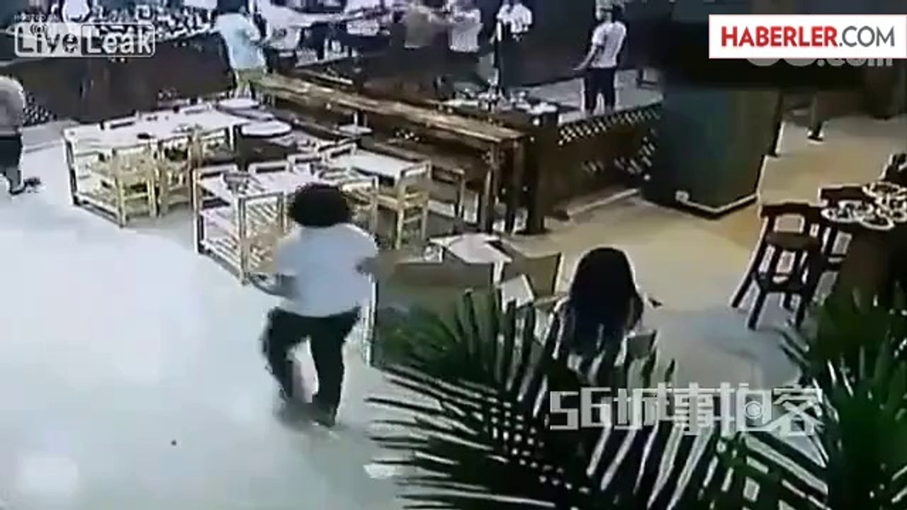 Garsonlar Müşteriyi Satırla Doğradı