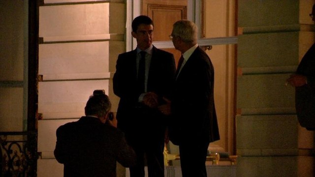 Valls dîne en toute convivialité avec les députés socialistes à la veille du vote de confiance
