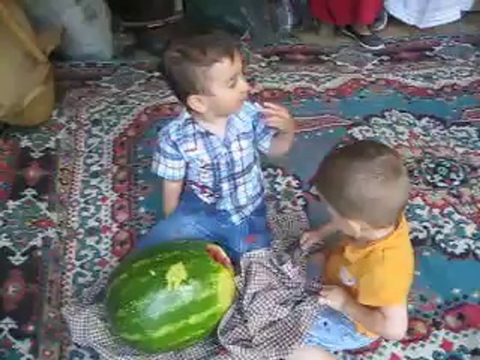 Karpuz böyle yenir