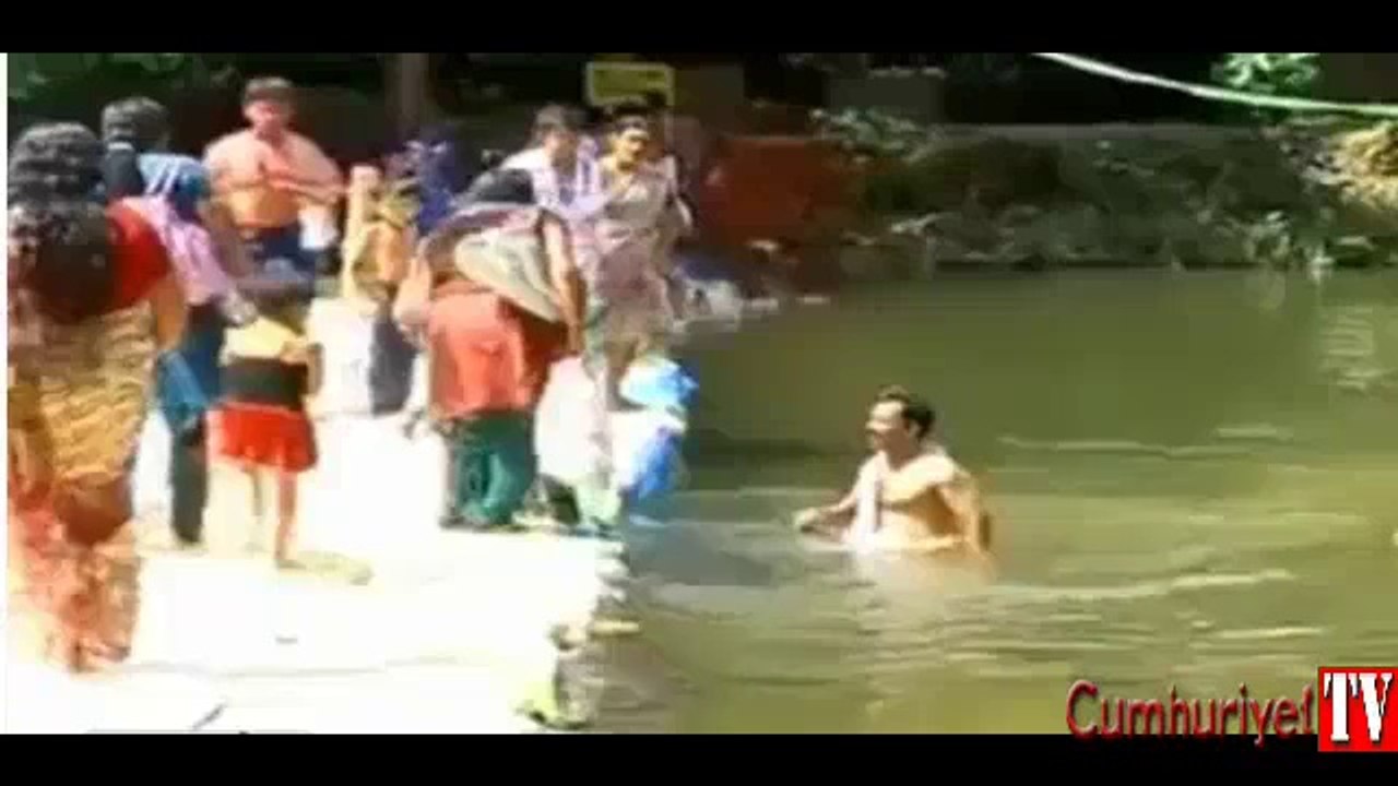 Çocuğunu kurtarmak için suya atladı ama...