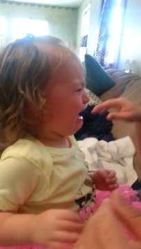 Une petite fille ne reconnait pas son papa qui s'est rasé la barbe.