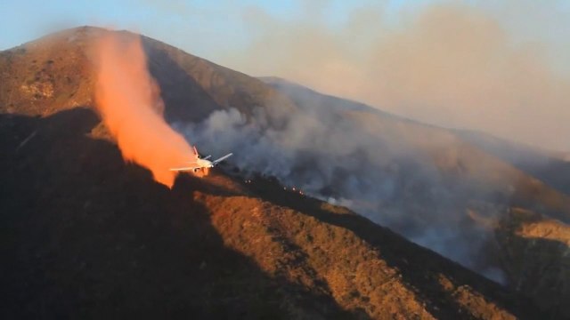 Avion de pompier DC-10 descend à faible altitude