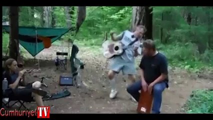 Kuduz yarasa adamı boynundan böyle ısırdı