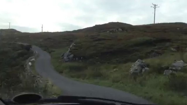 Andree Anne Rachel 2014: Video démontrant l'étroitesse des routes sinueuses et vallonneuses en Ecosse, habitée par de jolis moutons pas trop peureux! Ici, sur l'île de Scalpay...