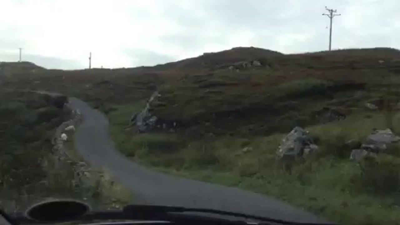 Andree Anne Rachel 2014: Video démontrant l'étroitesse des routes sinueuses et vallonneuses en Ecosse, habitée par de jolis moutons pas trop peureux! Ici, sur l'île de Scalpay...
