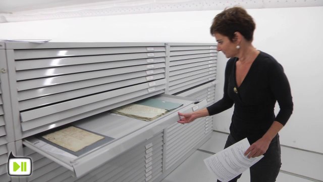 Le coffre des archives départementales ouvert au public