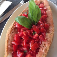 In cucina: "Bruschetta" con pomodori