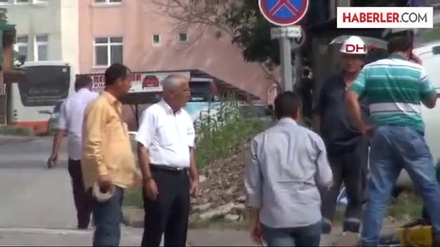İş Makinesi Taşıyan Tır Üst Geçide Çarptı