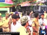 India- Rickshaw overturns spilling passengers in Mumbai
