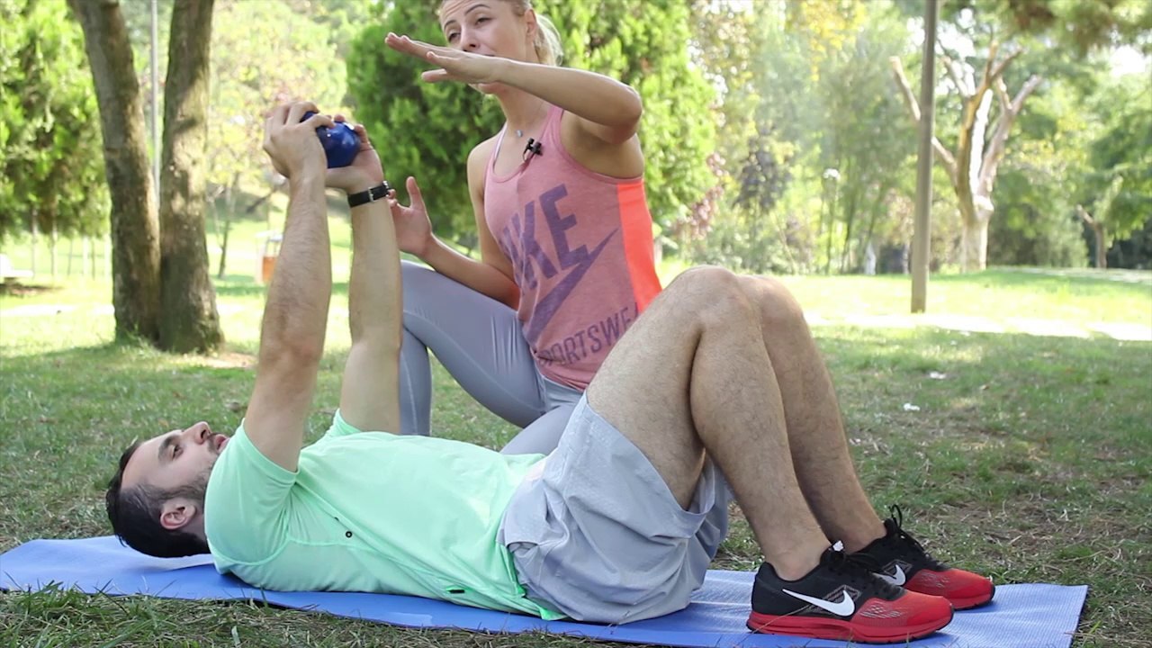 Karın Kaslarını Çalıştırmak için "Dumbell Abdominal Crunch" - Her Yerde Spor