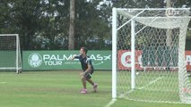 Meia do Palmeiras vai para o gol e pega até pênalti