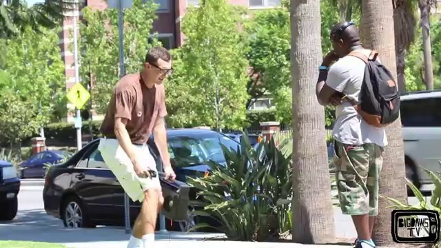 Incroyable : avec son look de nerd, ce mec fait du rap comme un dieu !