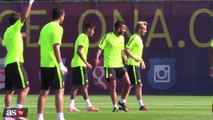 Dani Alves e Neymar mostram ginga em treino do Barça