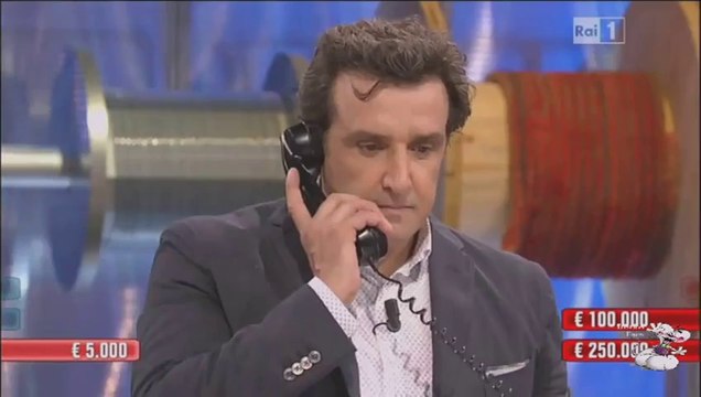 Lo stiracchiato sbanca Affari Tuoi con Flavio Insinna