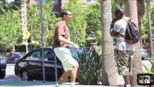 Un nerd demande un mot aux gens dans la rue puis rap à partir de celui-ci