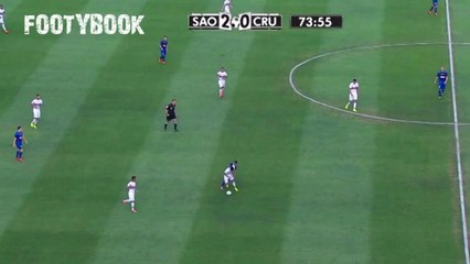 Brésil: Ganso casse les reins de son adversaire!