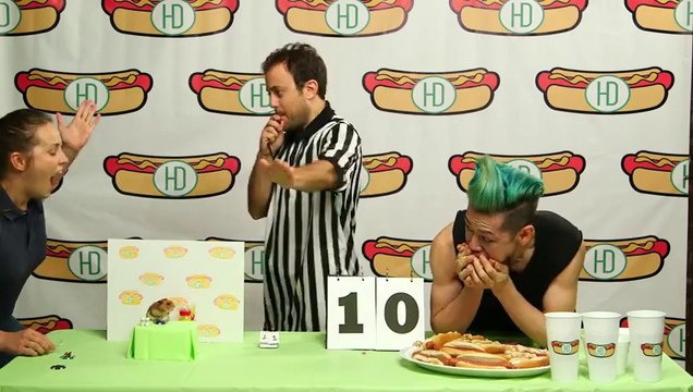 Burger eating contest : Tiny Hamster vs Kobayashi