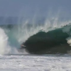 Surfista pega tubo perfeito