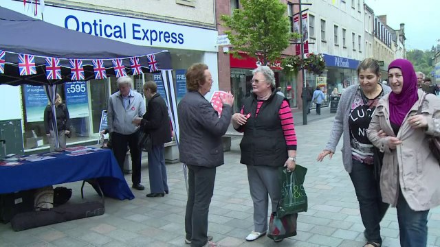 Scottish 'Yes' and 'No' campaigners try to sway voters