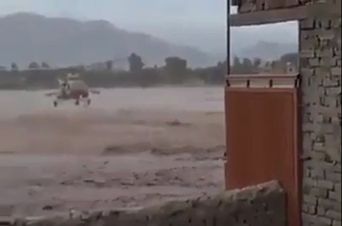 Pak Army Saving People Lives from Raging Flood in Punjab (Exclusive)
