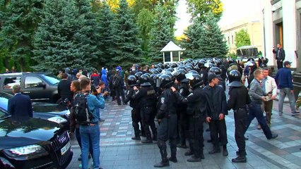 Manifestantes pedem lei de limpeza política na Ucrânia